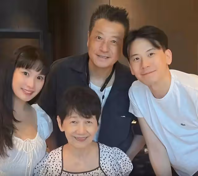 77歲石修近照曝光!與78歲劉江同框,網友驚呼:這年齡差太離譜!