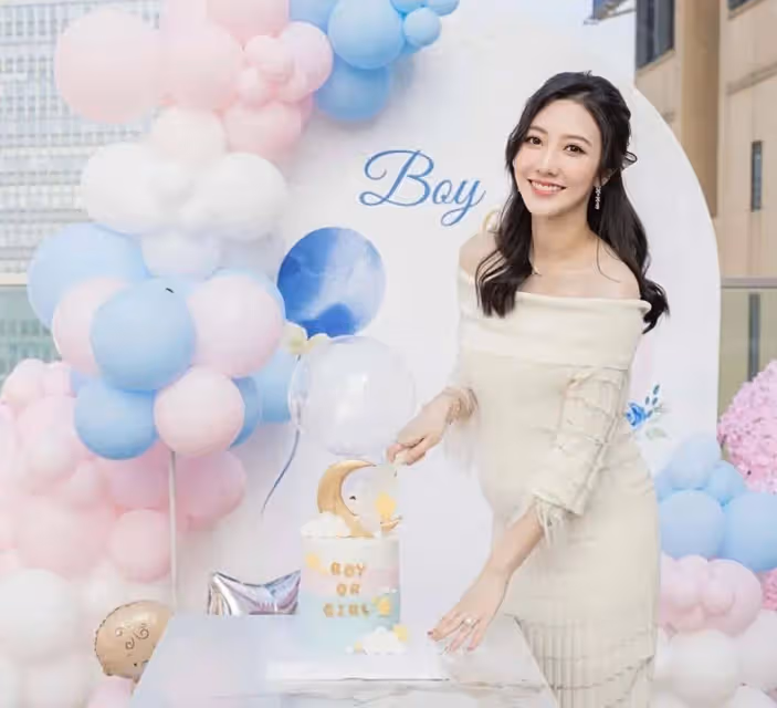 恭喜!TVB小花何依婷官宣懷女,最美孕媽身材依舊火辣,遺憾錯失《新聞女王2》