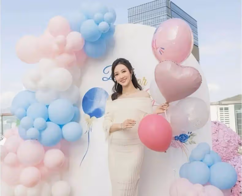 恭喜!TVB小花何依婷官宣懷女,最美孕媽身材依舊火辣,遺憾錯失《新聞女王2》