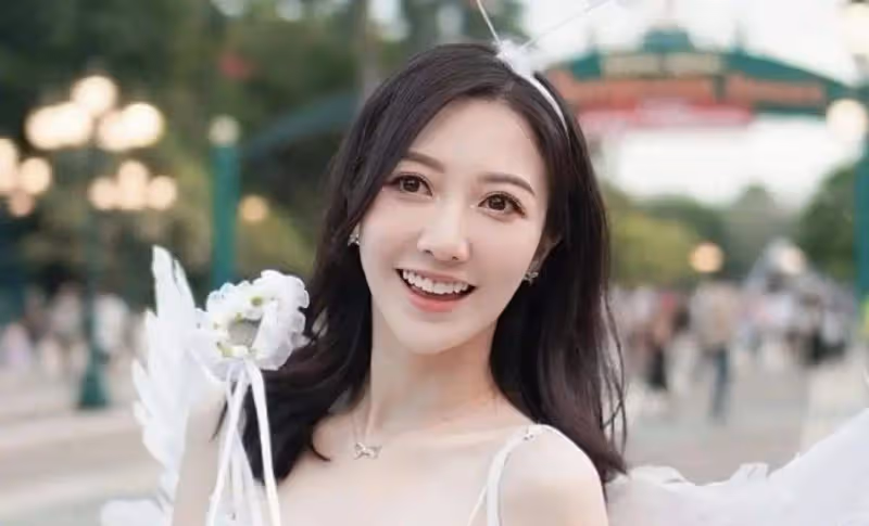 恭喜!TVB小花何依婷官宣懷女,最美孕媽身材依舊火辣,遺憾錯失《新聞女王2》