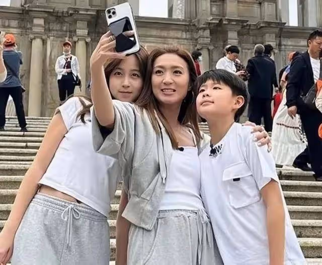 TVB金牌女配離婚後曝近況,攜子女度假似少女,女兒美貌驚艷