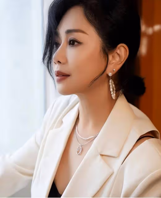 TVB女神旗袍亮相！自曝想回巢拍劇，曾被騙光家產卻活成鑽石女王