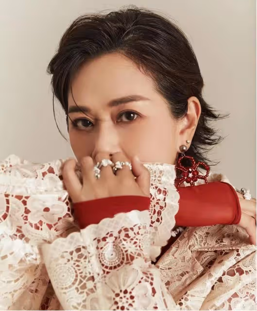 TVB女神旗袍亮相!自曝想回巢拍劇,曾被騙光家產卻活成鑽石女王