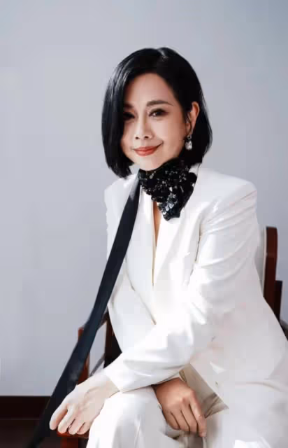 TVB女神旗袍亮相!自曝想回巢拍劇,曾被騙光家產卻活成鑽石女王