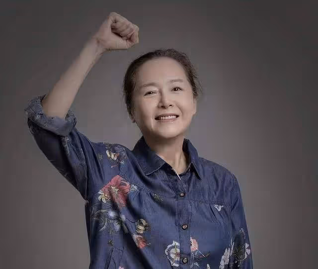 香港知名女星67歲生日,狀態凍齡風韻猶存,女兒為護母變同性戀