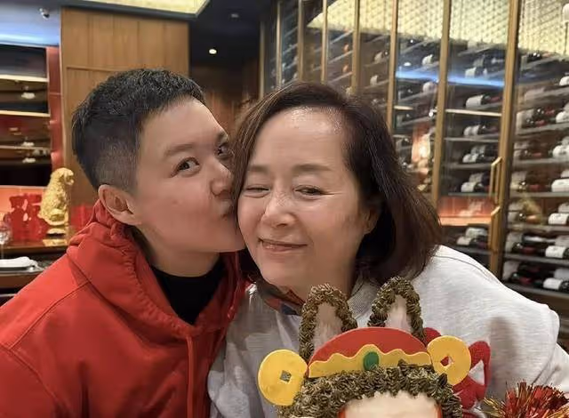 香港知名女星67歲生日,狀態凍齡風韻猶存,女兒為護母變同性戀