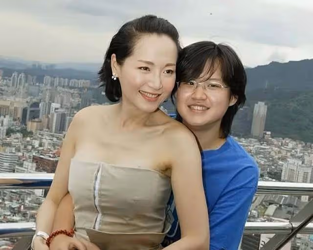 香港知名女星67歲生日,狀態凍齡風韻猶存,女兒為護母變同性戀