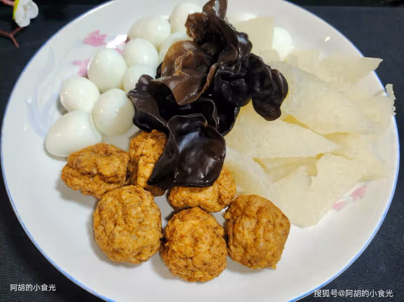 太喜歡這個燉菜了,多種食材一鍋出,熱氣騰騰、新年上桌寓意好,有葷有素全家都愛吃