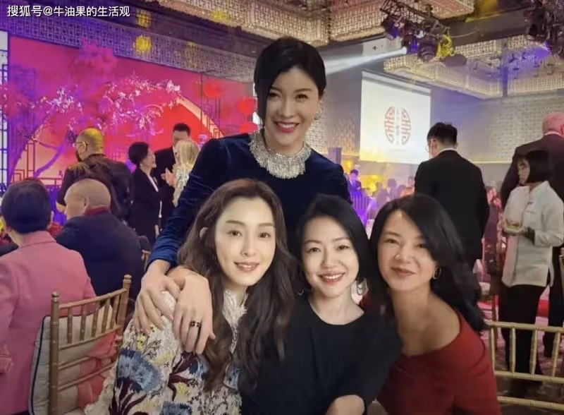 大S具俊曄現身友人歸寧宴,穿汪小菲買的4萬連衣裙合照,撞臉母親黃春梅