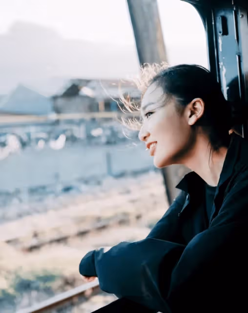 王偉平:從燒煤工逆襲成演員,娶初戀40年無緋聞,如今女兒比他還紅