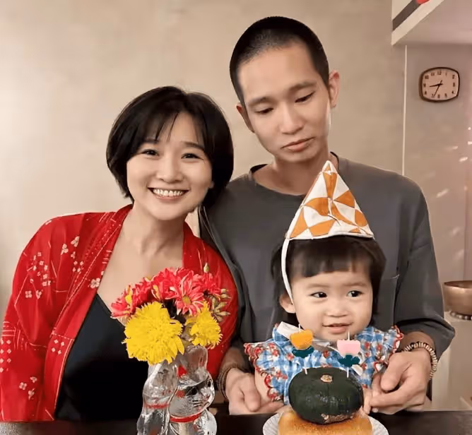 王偉平:從燒煤工逆襲成演員,娶初戀40年無緋聞,如今女兒比他還紅