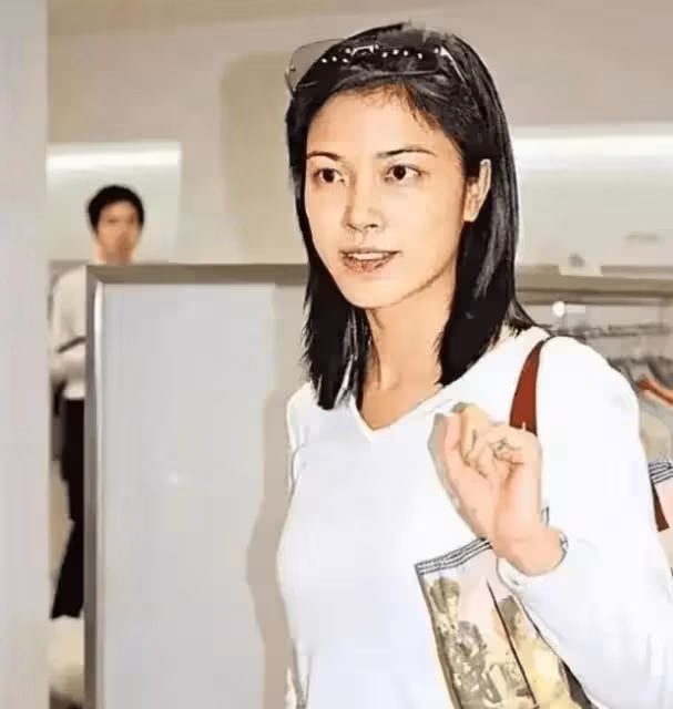 她比朱玲玲更豪橫！一婚嫁豪門凈身出戶，二婚再嫁豪門生下兩子