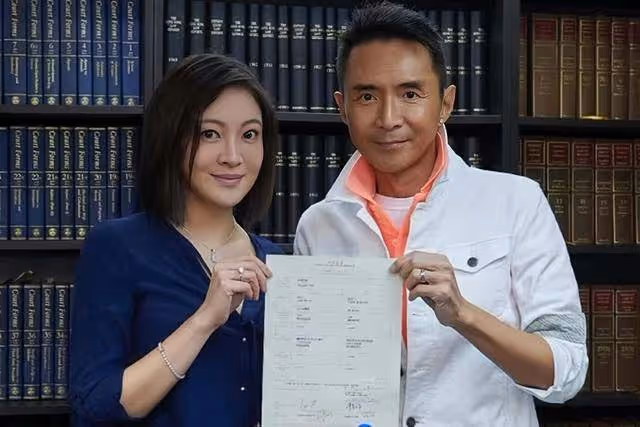 香港知名男星抗癌成功,遭妻子懷疑婚內出軌,經常查手機求安全感