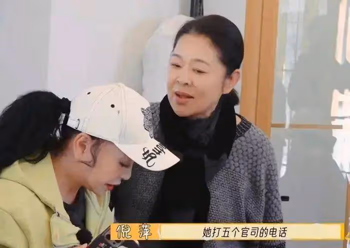 李小冉向懟劉曉慶道歉!她說不要讓小孩沒苦硬吃爭議巨大