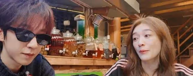 李小冉向懟劉曉慶道歉!她說不要讓小孩沒苦硬吃爭議巨大