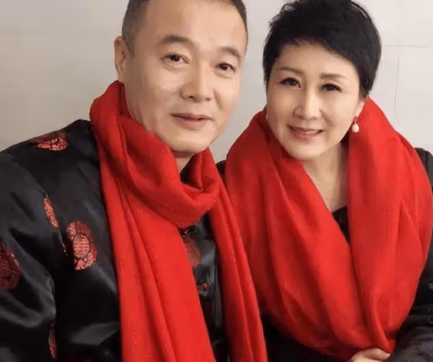 演員張凱麗:34歲嫁給作家,和丈夫相愛26年,卻從不讓女兒喊她媽媽!
