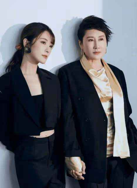 演員張凱麗:34歲嫁給作家,和丈夫相愛26年,卻從不讓女兒喊她媽媽!