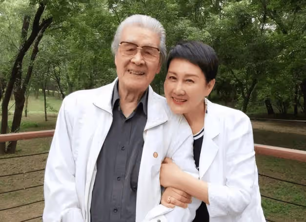 演員張凱麗:34歲嫁給作家,和丈夫相愛26年,卻從不讓女兒喊她媽媽!