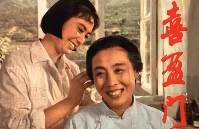 她是「中國第一賢妻」，不拍吻戲不炒作，66歲近照美得不像樣子