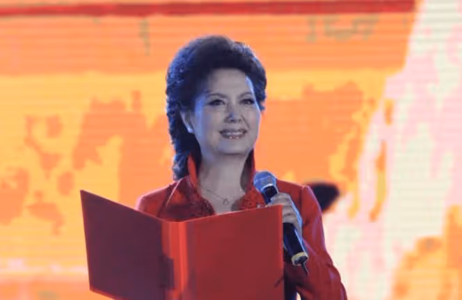她是「中國第一賢妻」,不拍吻戲不炒作,66歲近照美得不像樣子