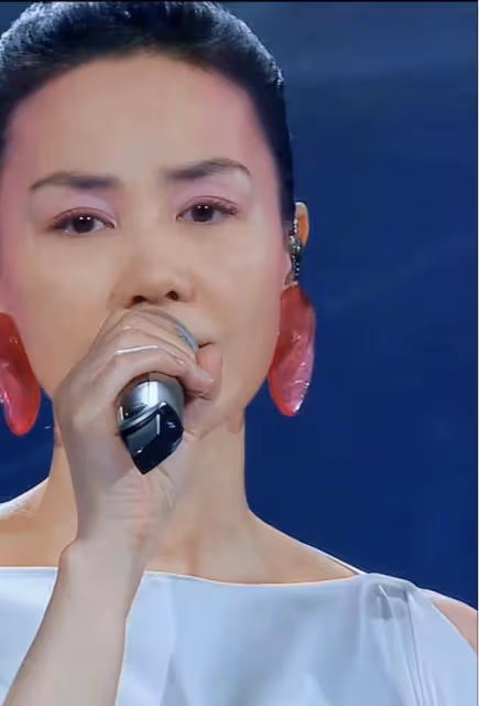 王菲春晚新歌疑似唱人生經歷,引網民淚目!她活成了自己要的樣子