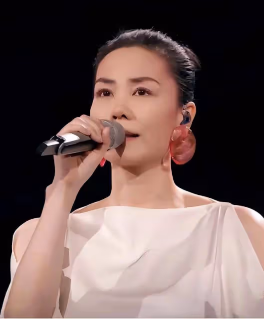 王菲春晚新歌疑似唱人生經歷,引網民淚目!她活成了自己要的樣子