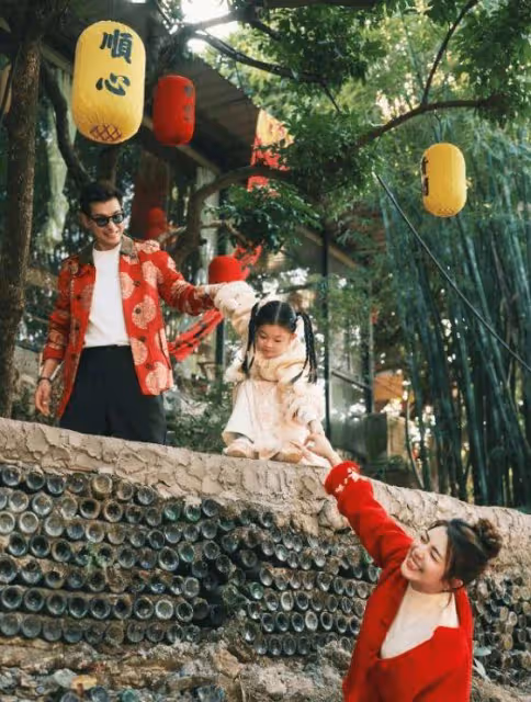 TVB視帝與太太現身深圳農村，稱讓女兒感受中國傳統！體驗農村樂趣！