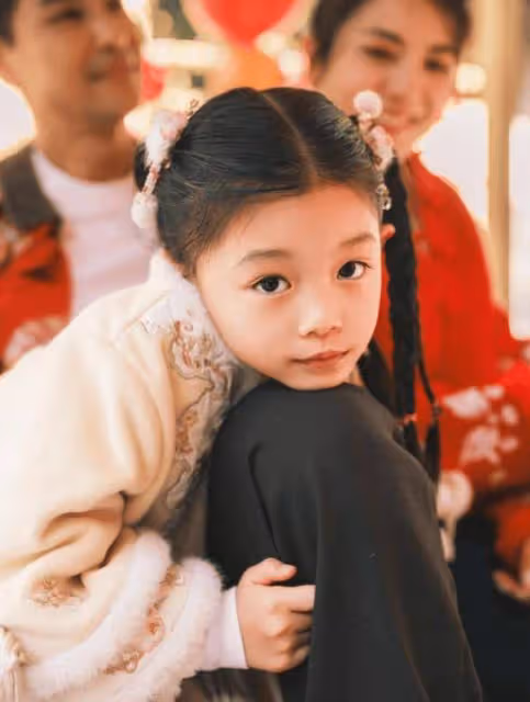 TVB視帝與太太現身深圳農村，稱讓女兒感受中國傳統！體驗農村樂趣！