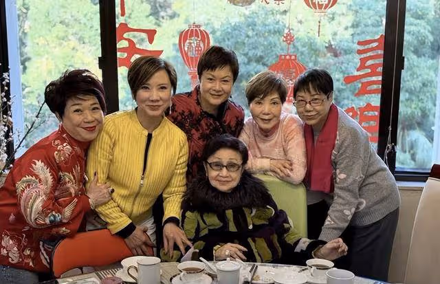 白雪仙96歲仍雍容華貴!愛徒齊拜年,與任劍輝情深一世令人動容
