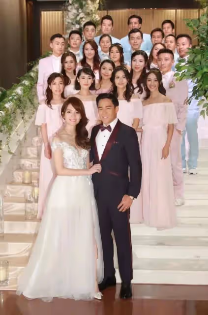 TVB前小花帶仨娃崩潰,幽怨眼神「射殺」老公,帶娃上廁所太難了