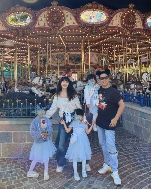 TVB前小花帶仨娃崩潰,幽怨眼神「射殺」老公,帶娃上廁所太難了