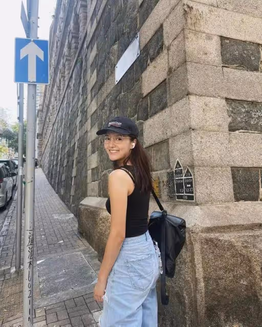 TVB前小花帶仨娃崩潰,幽怨眼神「射殺」老公,帶娃上廁所太難了