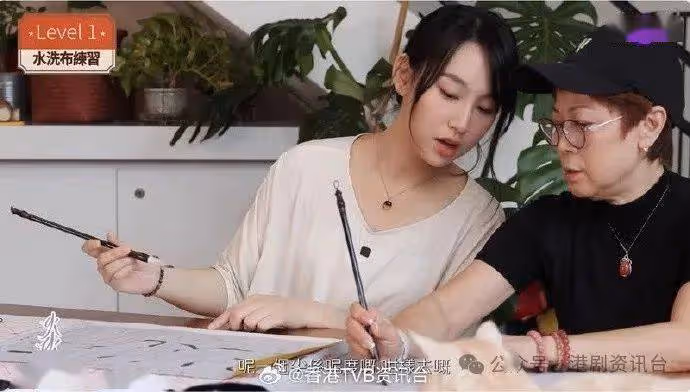 炎明熹蛇年轉新髮型 跟老師學寫揮春 稱心情變得平靜