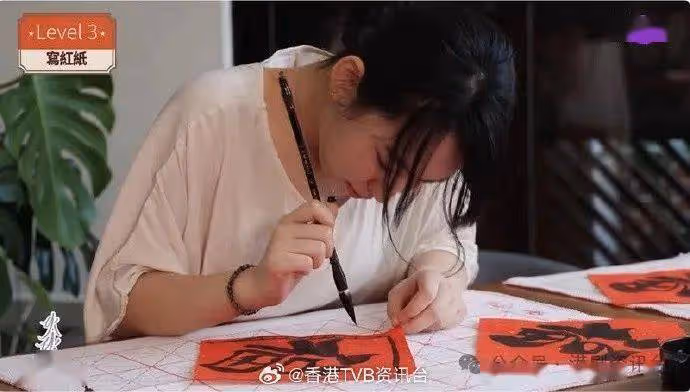 炎明熹蛇年轉新髮型 跟老師學寫揮春 稱心情變得平靜