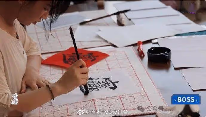 炎明熹蛇年轉新髮型 跟老師學寫揮春 稱心情變得平靜