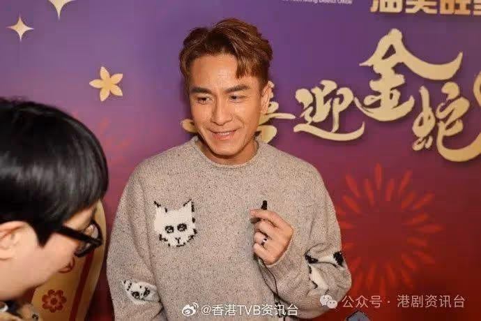 馬國明湯洛雯著紅色情侶裝放閃 網民催早生貴子