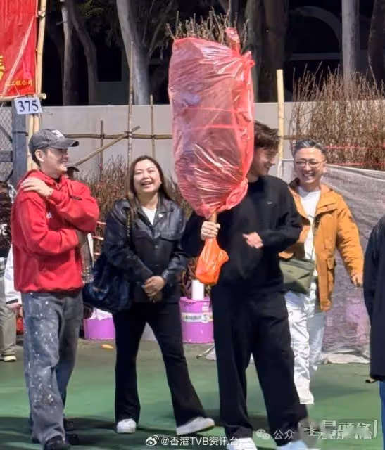 馮盈盈想要事業財運多過桃花運?陳曉華避談朱敏瀚年宵市場買大桃花