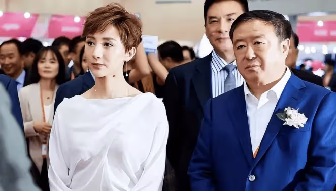 一婚娶央視主持人,二婚娶演員,三婚娶小30歲美女,64歲才當爸爸