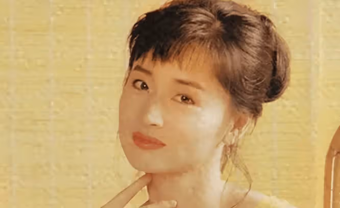 她被稱為「香港第一情婦」,是張藝謀的白月光,卻做小三被打到不能生育