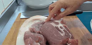 調餃子餡，牢記「鹽水油」順序和比例