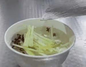 調餃子餡，牢記「鹽水油」順序和比例