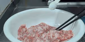 調餃子餡，牢記「鹽水油」順序和比例