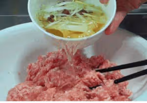 調餃子餡，牢記「鹽水油」順序和比例