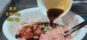 調餃子餡，牢記「鹽水油」順序和比例