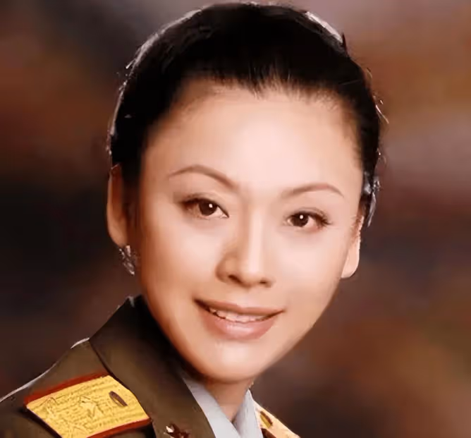 她是「中國最漂亮女將軍」,24歲成國家一級演員,33歲差點沒命,如今怎樣了?
