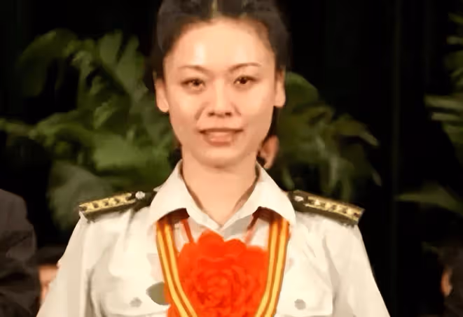 她是「中國最漂亮女將軍」,24歲成國家一級演員,33歲差點沒命,如今怎樣了?