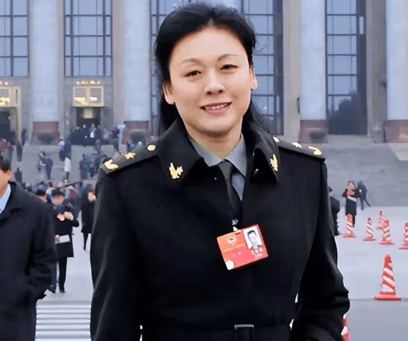 她是「中國最漂亮女將軍」,24歲成國家一級演員,33歲差點沒命,如今怎樣了?