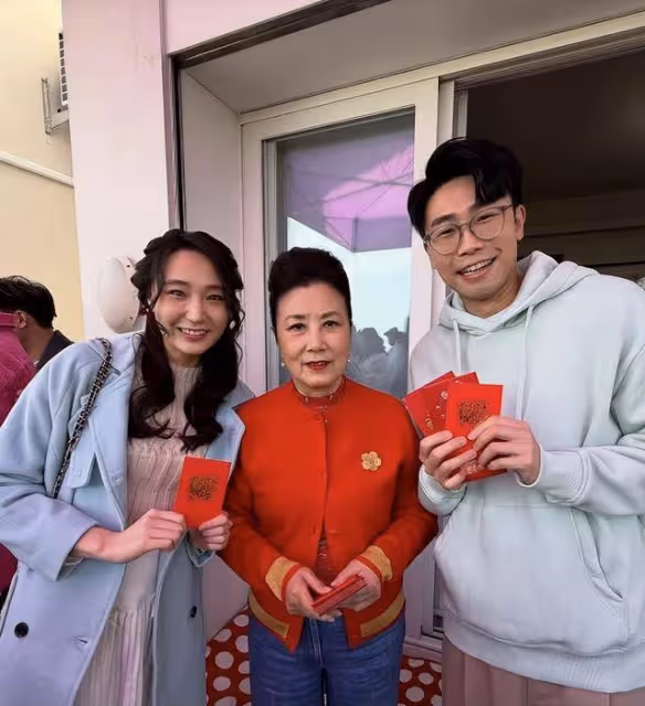 汪明荃新年家宴堪比頒獎禮,百位明星排隊拜年,紅包金額曝光