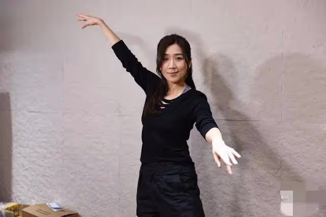 43歲黃智雯身材太絕!透視裝秀性感,網友驚呼:TVB當年沒眼光!