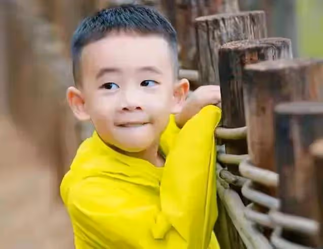 陳小春一家拜年照曝光,應采兒將小兒子當女兒養?越來越像爸爸